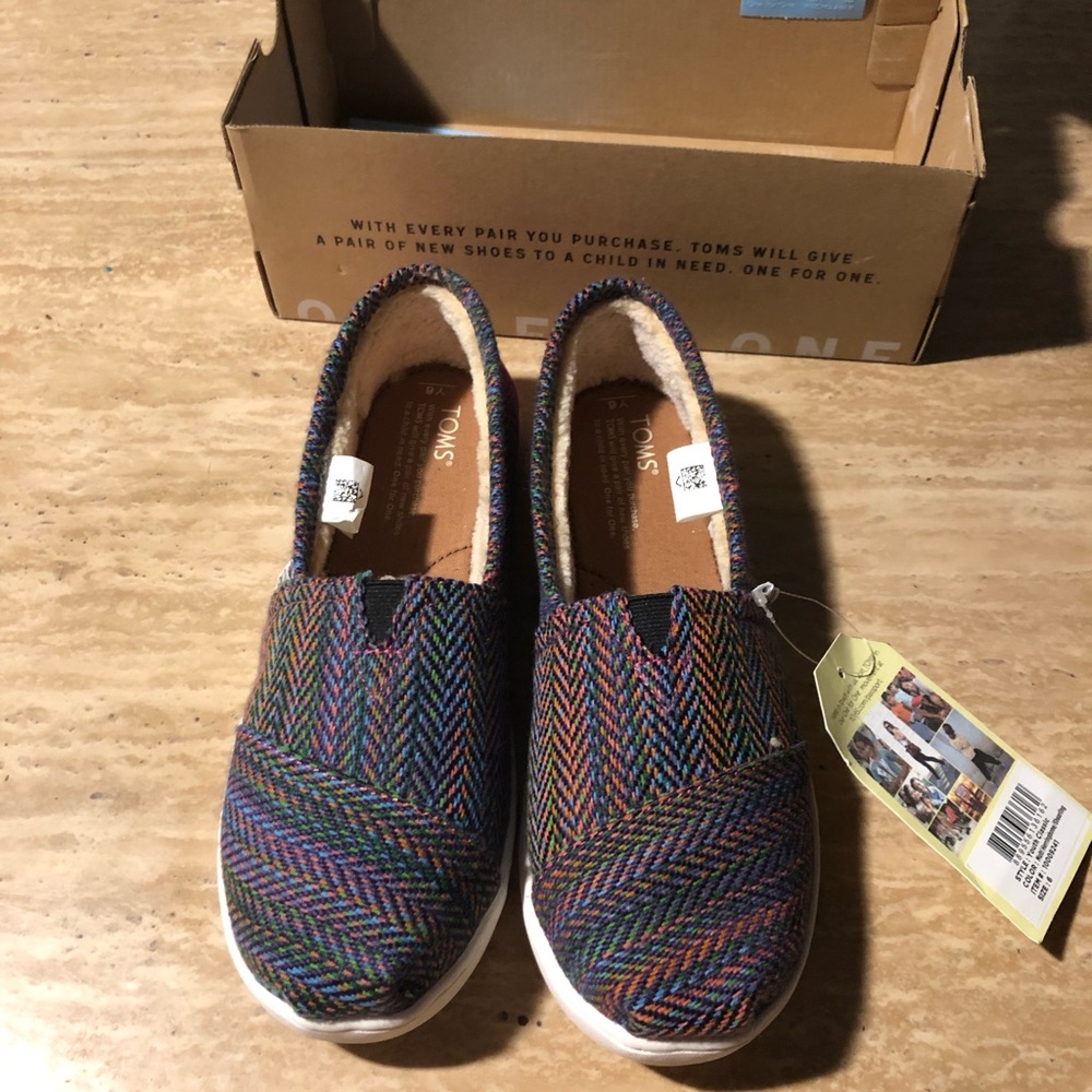 Girls Classic Toms size Youth 6 - BNIB!!